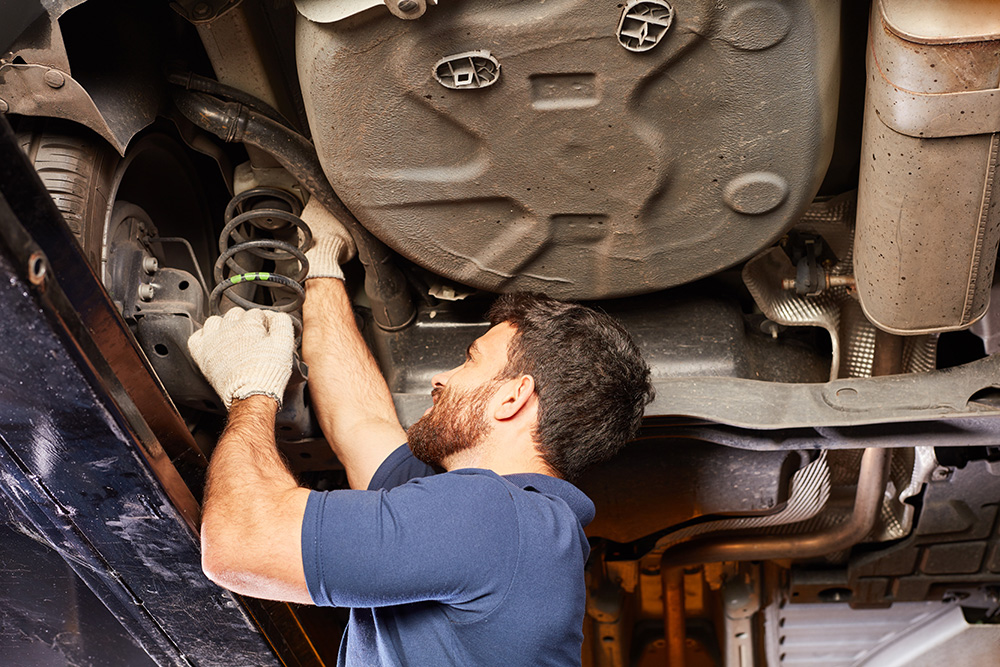 Handwertker repariert Auto